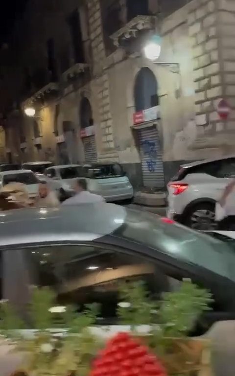 Catania, Polizisten geschlagen, weil sie Geldstrafen verhängt haben: Video der Prügel, Stadt unter Schock