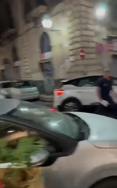 Catane, policiers battus parce qu'ils ont donné des amendes : vidéo du passage à tabac, ville sous le choc