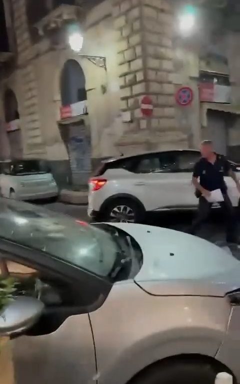 Catane, policiers battus parce qu'ils ont donné des amendes : vidéo du passage à tabac, ville sous le choc