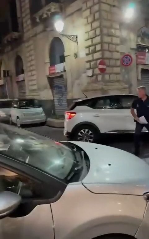 Catania, Polizisten geschlagen, weil sie Geldstrafen verhängt haben: Video der Prügel, Stadt unter Schock