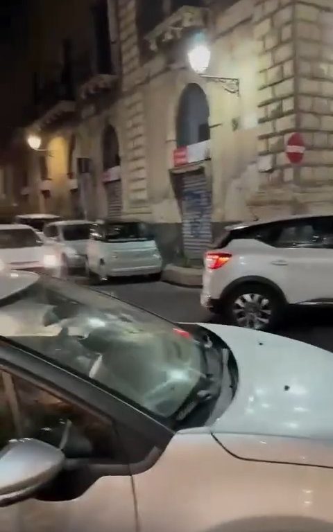 Catania, vigili picchiati perché davano le multe: video del pestaggio, città sotto shock