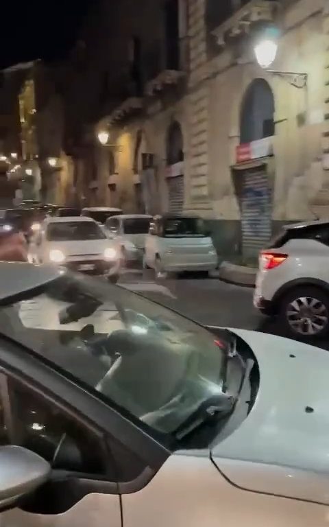 Catania, policías golpeados porque impusieron multas: vídeo de la paliza, ciudad en shock