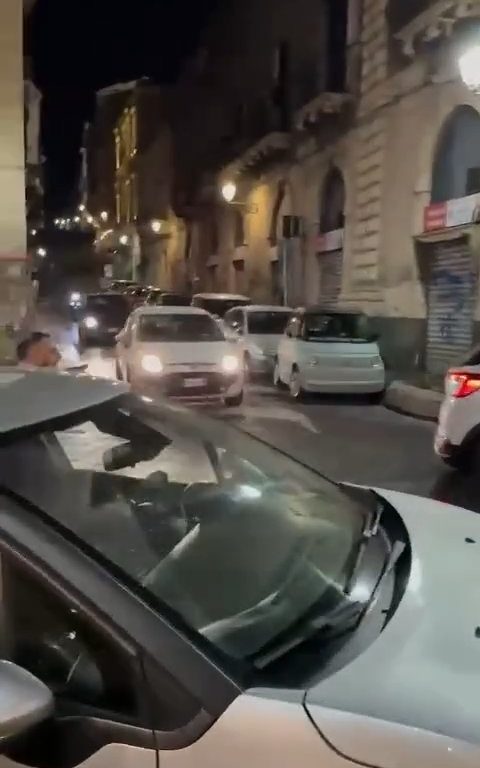 Catania, policías golpeados porque impusieron multas: vídeo de la paliza, ciudad en shock