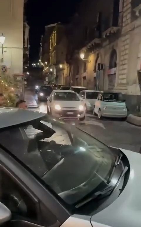 Catane, policiers battus parce qu'ils ont donné des amendes : vidéo du passage à tabac, ville sous le choc