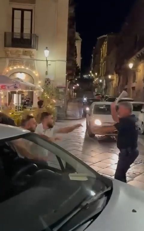 Catania, Polizisten geschlagen, weil sie Geldstrafen verhängt haben: Video der Prügel, Stadt unter Schock