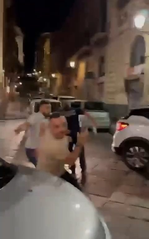 Catania, Polizisten geschlagen, weil sie Geldstrafen verhängt haben: Video der Prügel, Stadt unter Schock