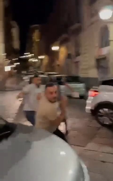 Catania, policías golpeados porque impusieron multas: vídeo de la paliza, ciudad en shock