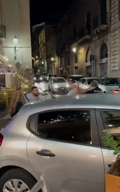 Catania, policías golpeados porque impusieron multas: vídeo de la paliza, ciudad en shock