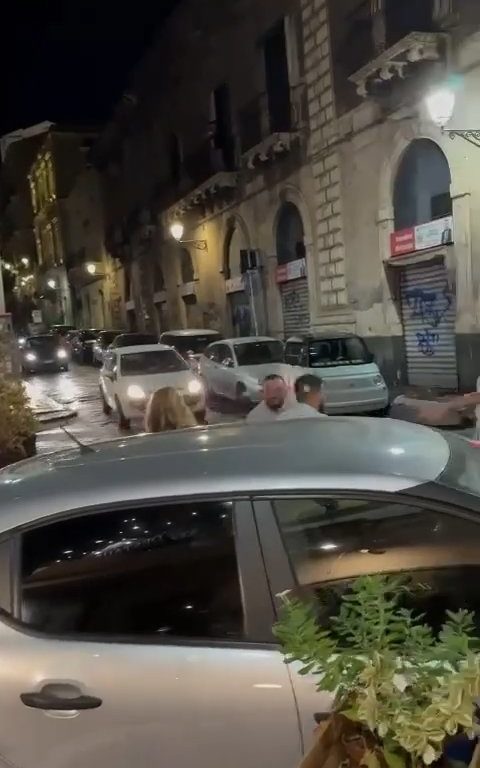 Catane, policiers battus parce qu'ils ont donné des amendes : vidéo du passage à tabac, ville sous le choc