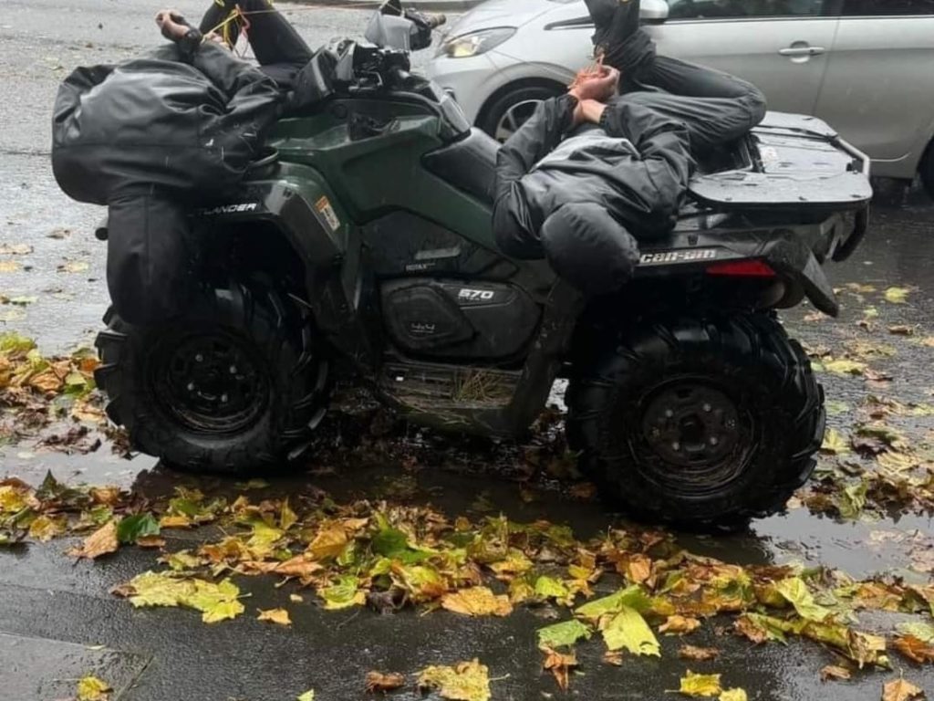 Un agriculteur coince deux voleurs présumés et les emmène à la police : signalé pour enlèvement