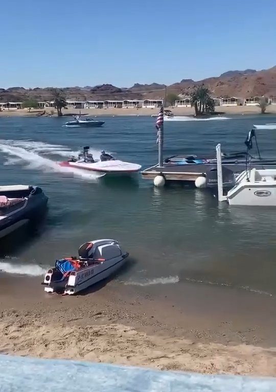 Una pareja de ancianos pierde el control de su lancha: el accidente se vuelve viral