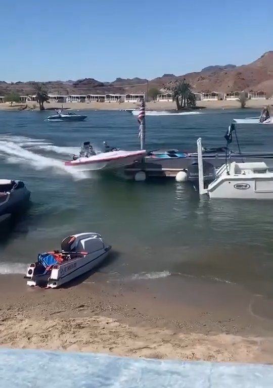 Una pareja de ancianos pierde el control de su lancha: el accidente se vuelve viral