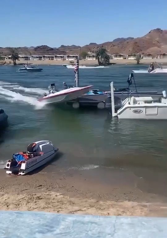 Una pareja de ancianos pierde el control de su lancha: el accidente se vuelve viral