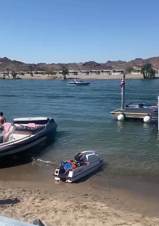 Una pareja de ancianos pierde el control de su lancha: el accidente se vuelve viral