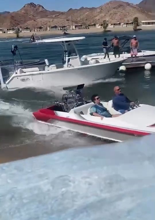 Älteres Paar verliert Kontrolle über Motorboot: Unfall verbreitet sich viral