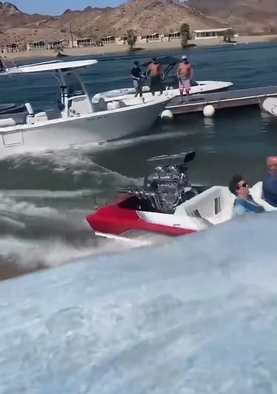 Älteres Paar verliert Kontrolle über Motorboot: Unfall verbreitet sich viral