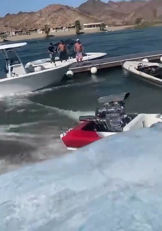 Älteres Paar verliert Kontrolle über Motorboot: Unfall verbreitet sich viral