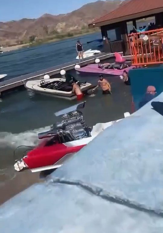 Älteres Paar verliert Kontrolle über Motorboot: Unfall verbreitet sich viral