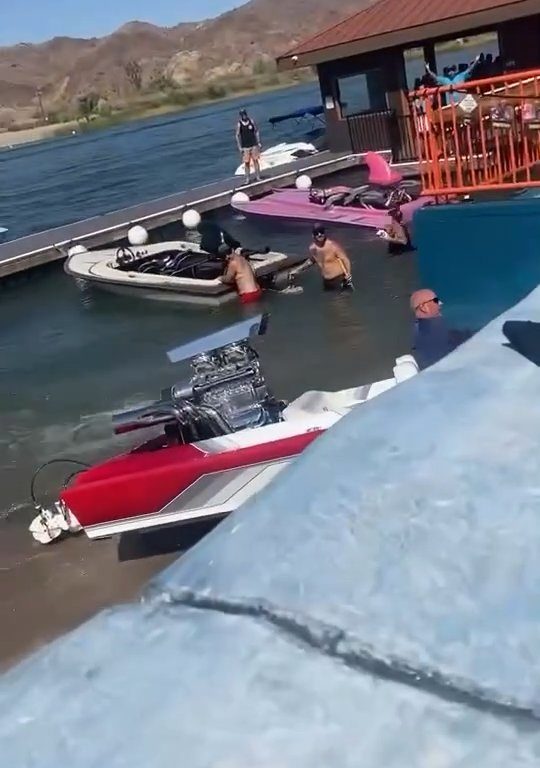 Älteres Paar verliert Kontrolle über Motorboot: Unfall verbreitet sich viral