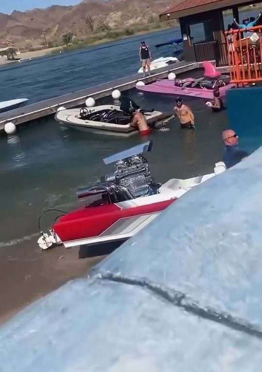 Älteres Paar verliert Kontrolle über Motorboot: Unfall verbreitet sich viral