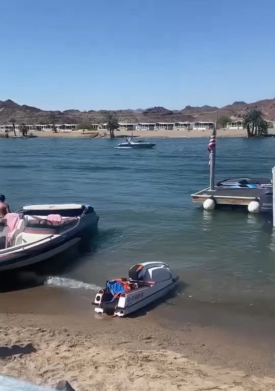 Una pareja de ancianos pierde el control de su lancha: el accidente se vuelve viral