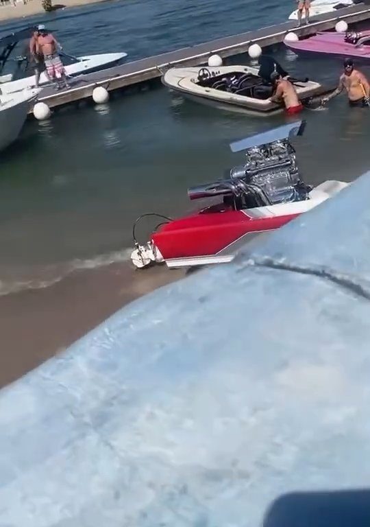 Älteres Paar verliert Kontrolle über Motorboot: Unfall verbreitet sich viral