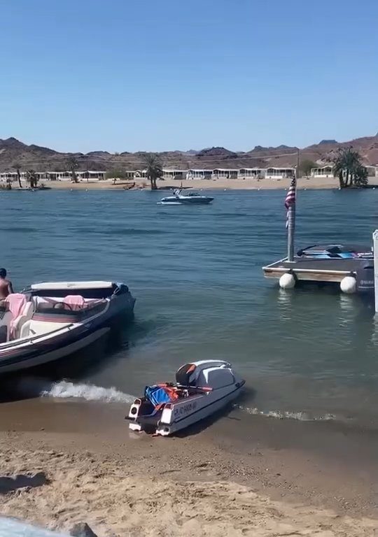 Una pareja de ancianos pierde el control de su lancha: el accidente se vuelve viral