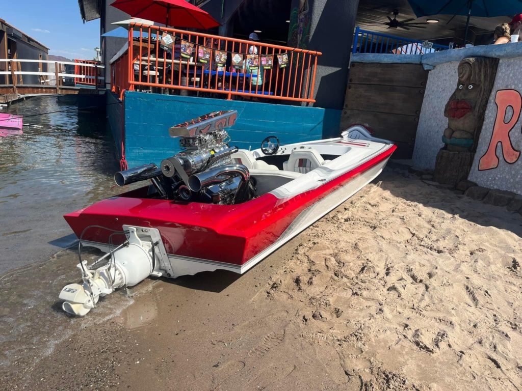 Una pareja de ancianos pierde el control de su lancha: el accidente se vuelve viral