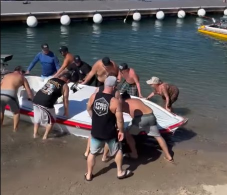 Una pareja de ancianos pierde el control de su lancha: el accidente se vuelve viral