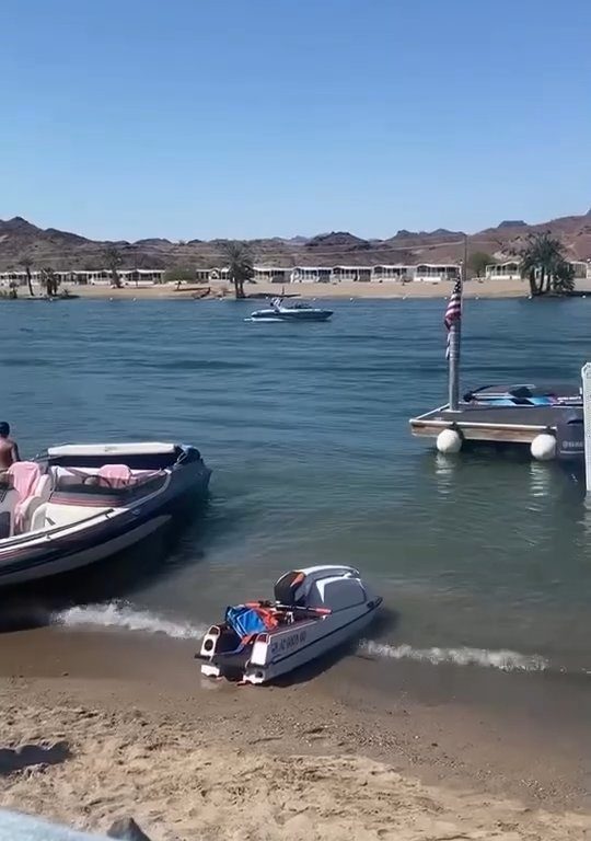 Una pareja de ancianos pierde el control de su lancha: el accidente se vuelve viral