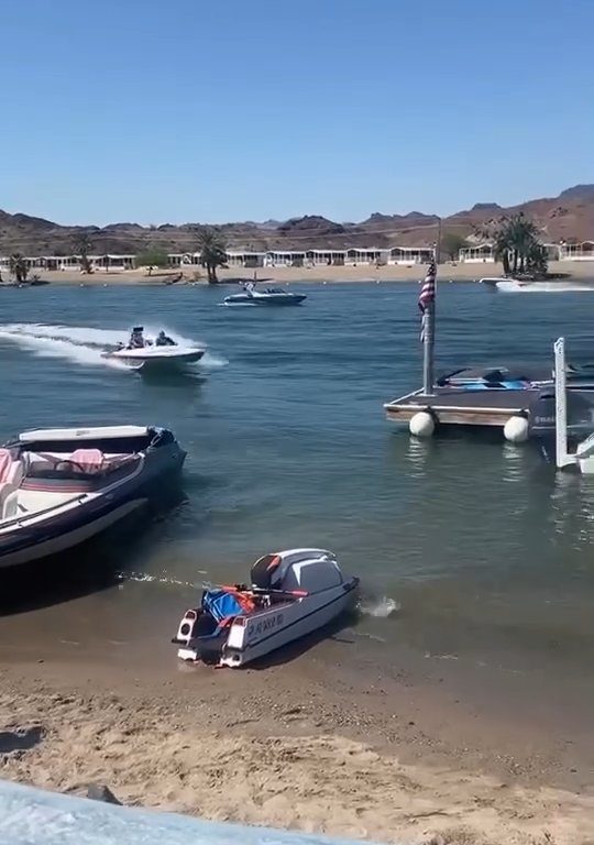 Una pareja de ancianos pierde el control de su lancha: el accidente se vuelve viral