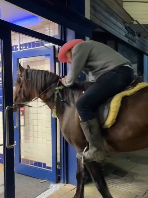 Des cowboys à cheval devant des serveurs de fast-food les jettent dehors