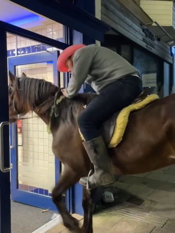 Cowboys zu Pferd vor Kellnern in Fast-Food-Restaurants werfen sie raus