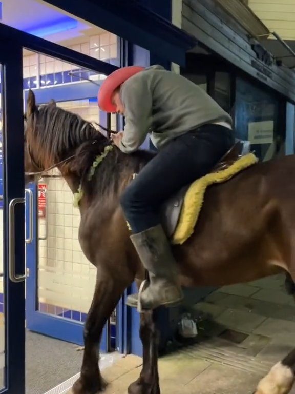 Cowboys zu Pferd vor Kellnern in Fast-Food-Restaurants werfen sie raus