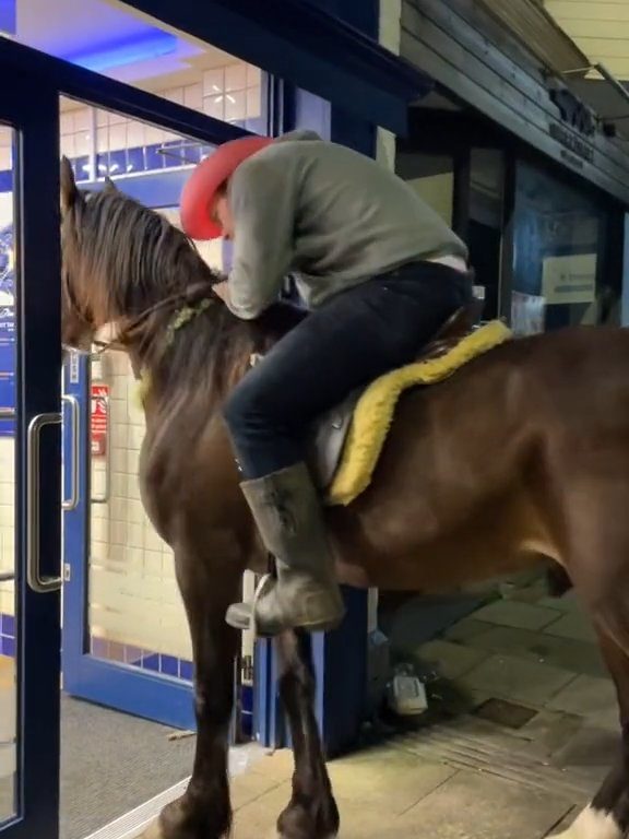 Cowboys zu Pferd vor Kellnern in Fast-Food-Restaurants werfen sie raus