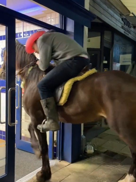 Cowboys zu Pferd vor Kellnern in Fast-Food-Restaurants werfen sie raus