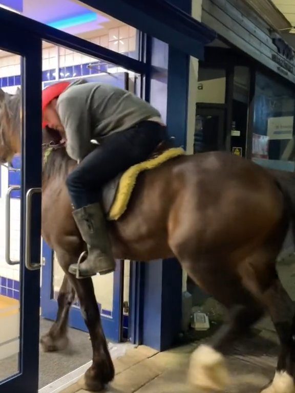 Cowboys zu Pferd vor Kellnern in Fast-Food-Restaurants werfen sie raus