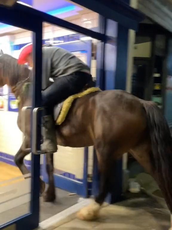 Des cowboys à cheval devant des serveurs de fast-food les jettent dehors