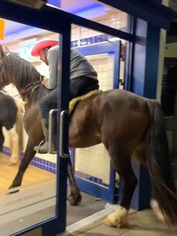 Des cowboys à cheval devant des serveurs de fast-food les jettent dehors