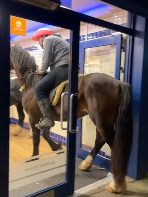 Des cowboys à cheval devant des serveurs de fast-food les jettent dehors