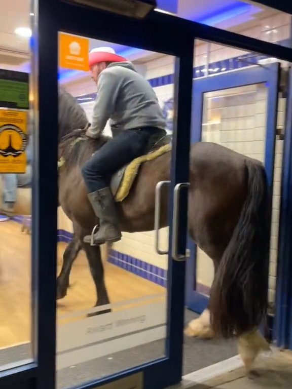 Des cowboys à cheval devant des serveurs de fast-food les jettent dehors