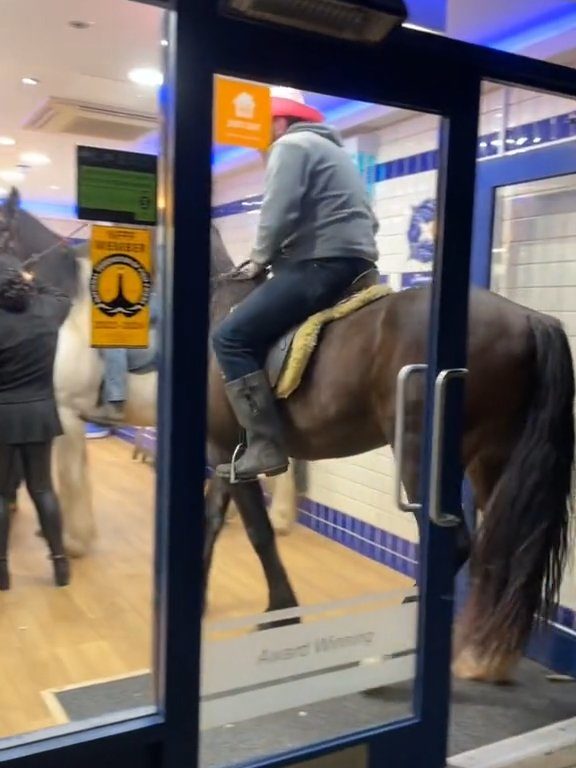 Des cowboys à cheval devant des serveurs de fast-food les jettent dehors