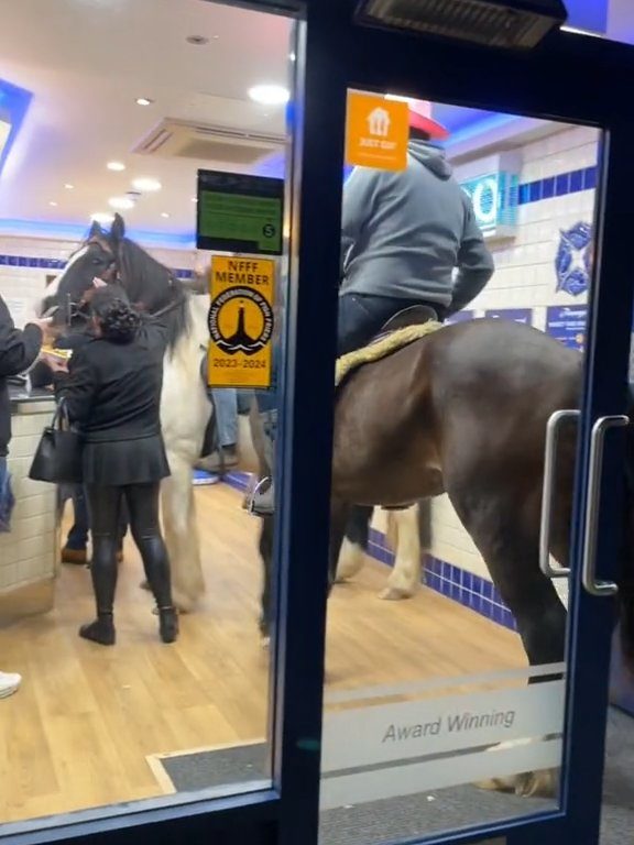 Des cowboys à cheval devant des serveurs de fast-food les jettent dehors