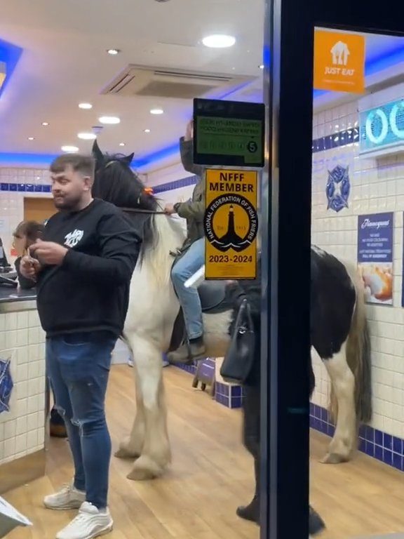 Des cowboys à cheval devant des serveurs de fast-food les jettent dehors