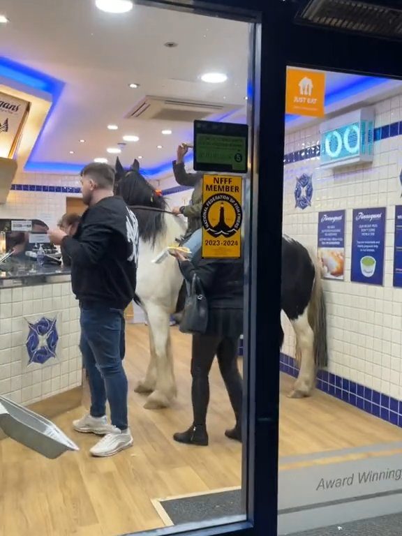 Des cowboys à cheval devant des serveurs de fast-food les jettent dehors