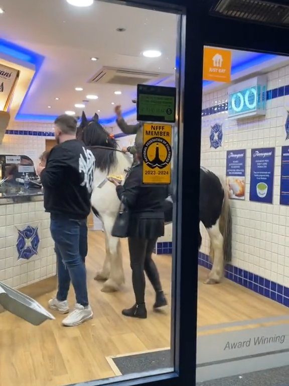 Cowboys zu Pferd vor Kellnern in Fast-Food-Restaurants werfen sie raus