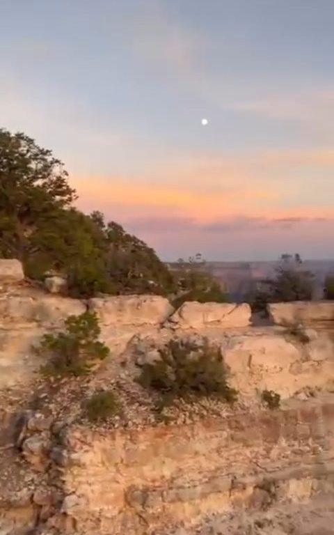 Sie machen Yoga am Abgrund des Grand Canyon, kritisierten verantwortungslose Touristen in den sozialen Medien