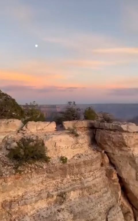 Sie machen Yoga am Abgrund des Grand Canyon, kritisierten verantwortungslose Touristen in den sozialen Medien