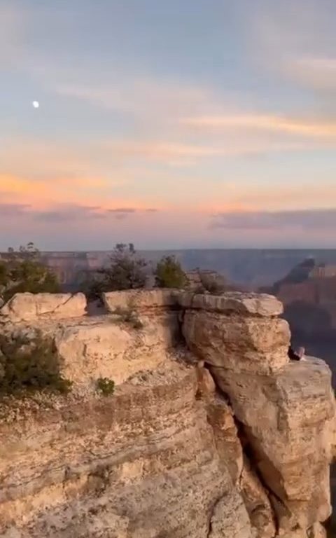 Sie machen Yoga am Abgrund des Grand Canyon, kritisierten verantwortungslose Touristen in den sozialen Medien