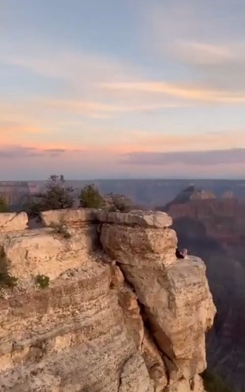 Sie machen Yoga am Abgrund des Grand Canyon, kritisierten verantwortungslose Touristen in den sozialen Medien